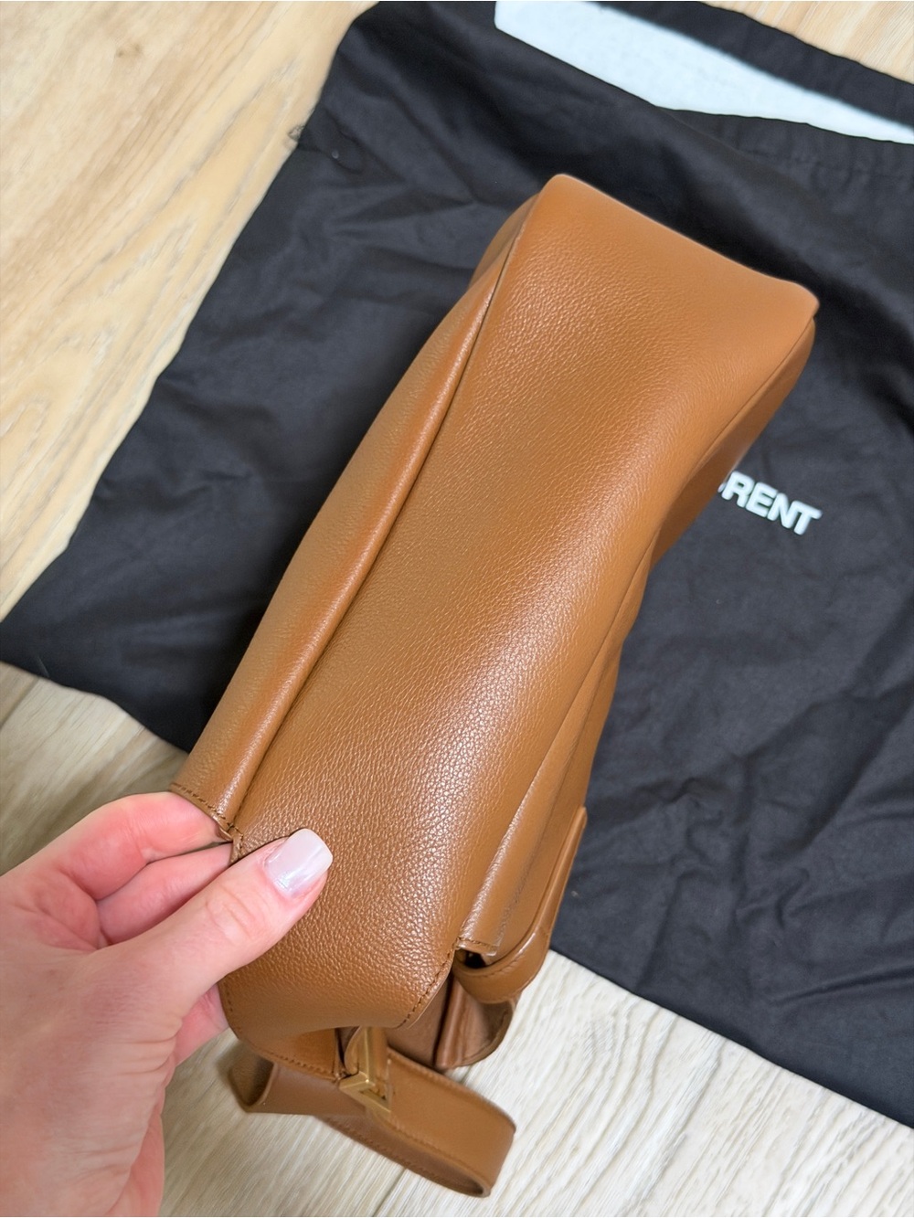 Saint Laurent Le 5 À 7 Supple Small Shoulder Bag in Grained Leather - Picture 6 of 11